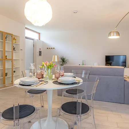 At Home-como 4*